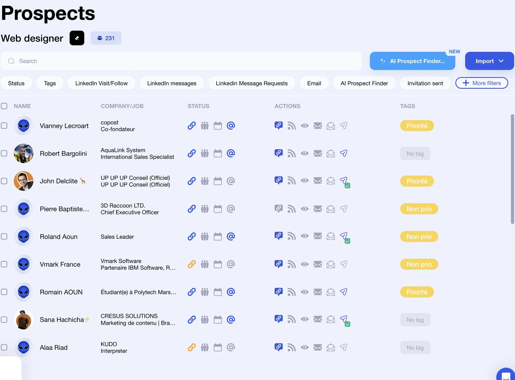 Page web présentant des prospects potentiels pour un web designer, avec liste détaillée de contacts, statuts et actions possibles.