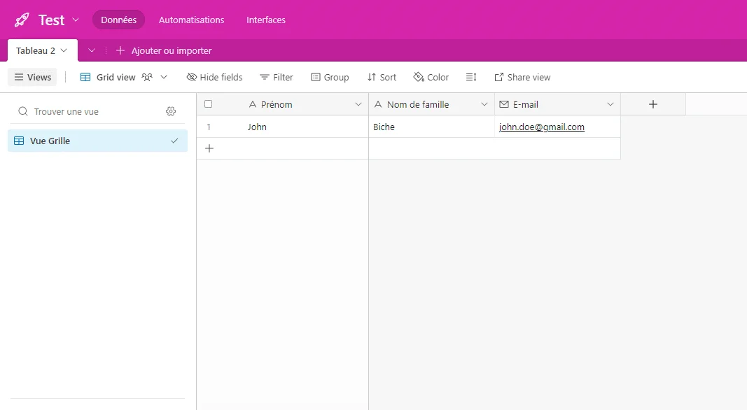 Tableau de données en grille avec des entrées de nom et e-mail, interface utilisateur d'un logiciel de gestion de contacts ou de base de données.