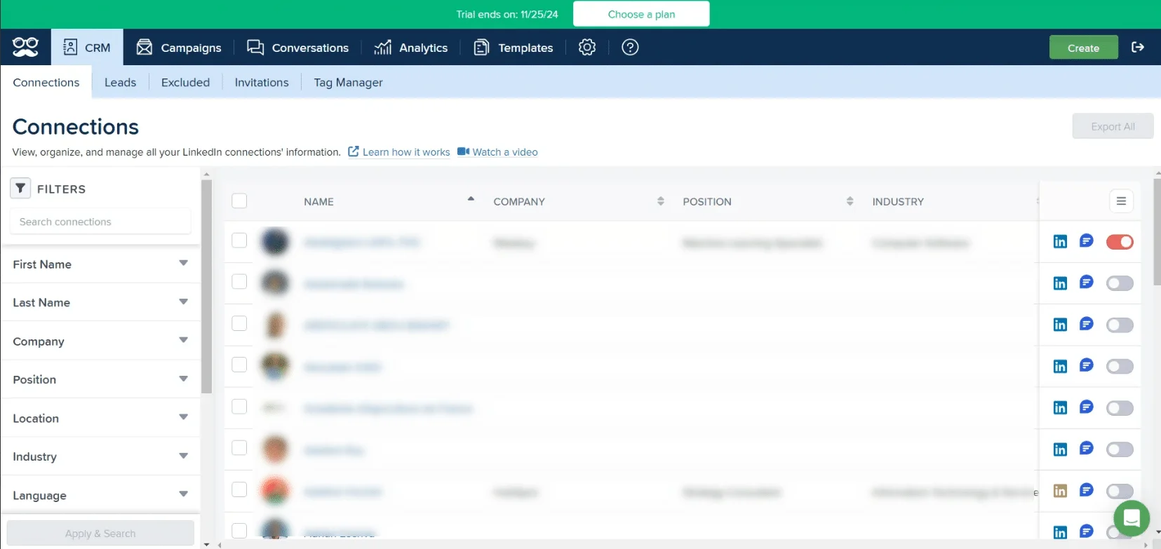 Page web d'interface utilisateur avec des connexions LinkedIn, filtres et options de gestion.