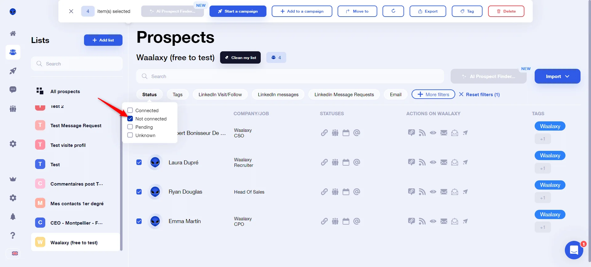 Interface d'application professionnelle montrant des contacts potentiels avec statuts et options de filtre.
