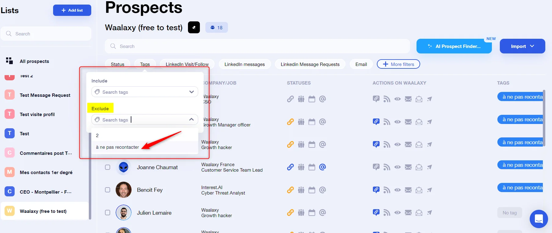 Page d'attente sur un outil de gestion de prospects, avec une liste de contacts et des options de filtre.