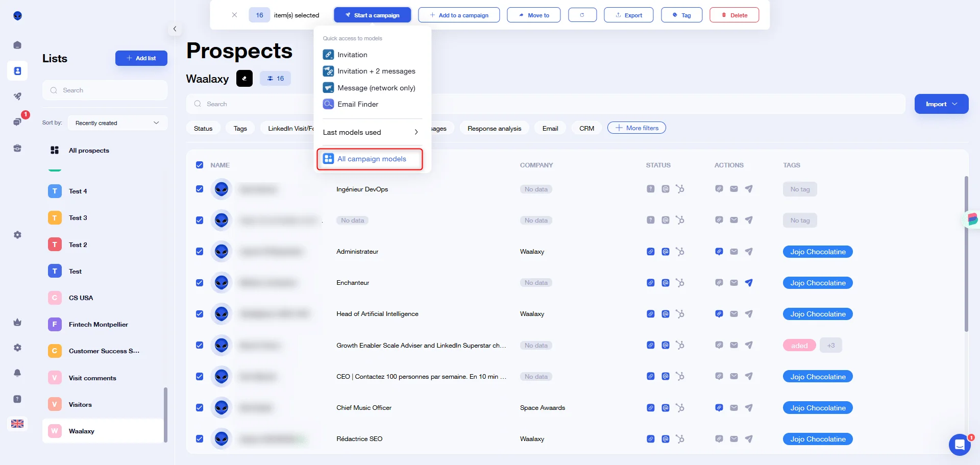 Page web présentant des prospects avec des informations telles que le nom, le poste, l'entreprise, etc., dans un tableau organisé.