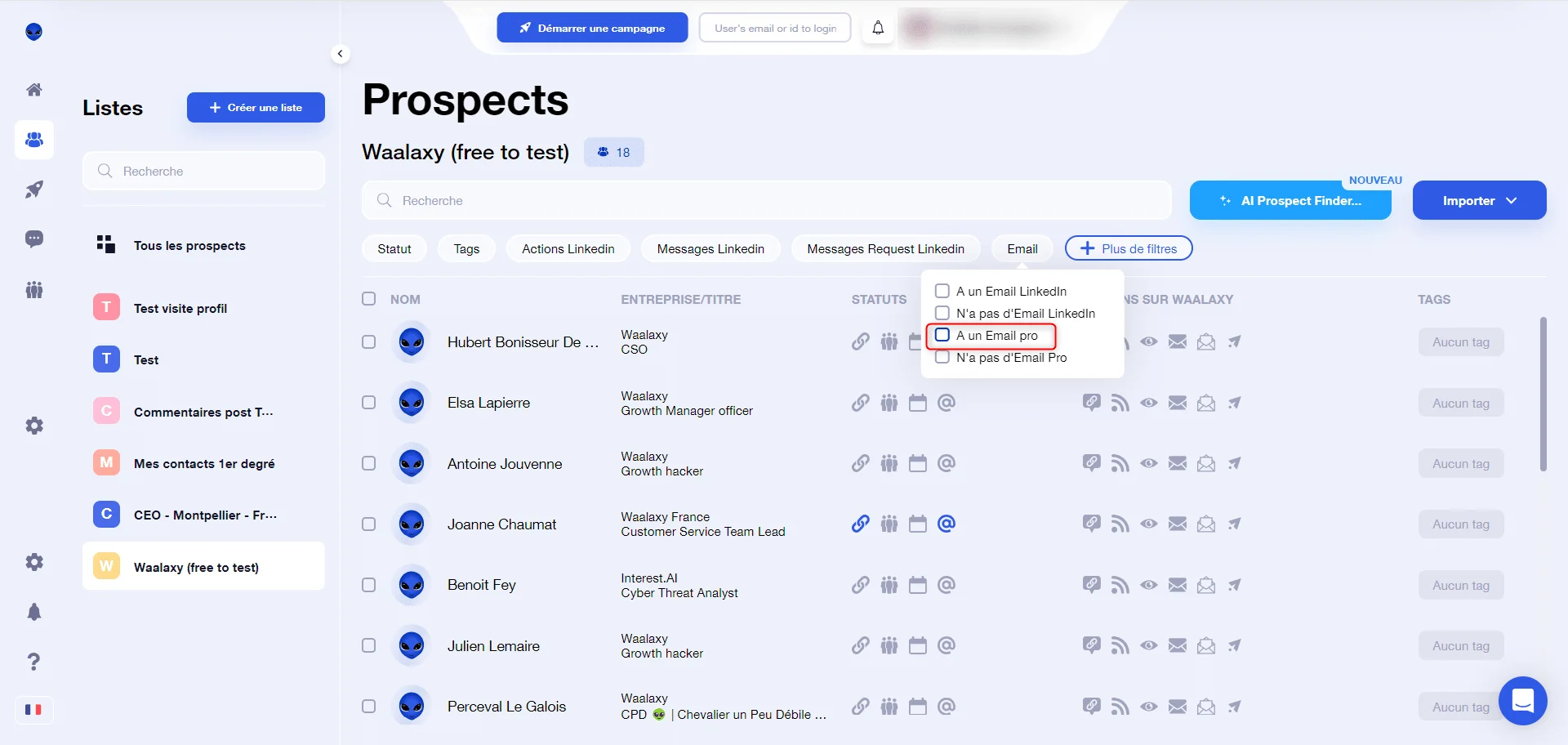 Page web présentant des prospects pour des actions LinkedIn, avec des options d'envoi de messages et statuts d'avancement.