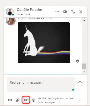 Chat blanc sur fond noir avec arc-en-ciel, dans un chat en ligne.