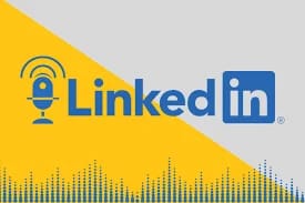 Image du logo LinkedIn avec micro et ondes sonores sur fond jaune et gris.