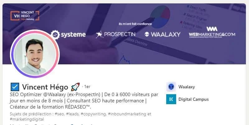 Profil LinkedIn de Vincent Hégo, SEO Optimizer chez Waalaxy, consultant SEO haute performance, formation RÉDASEO™. Logo et texte sur fond bleu.