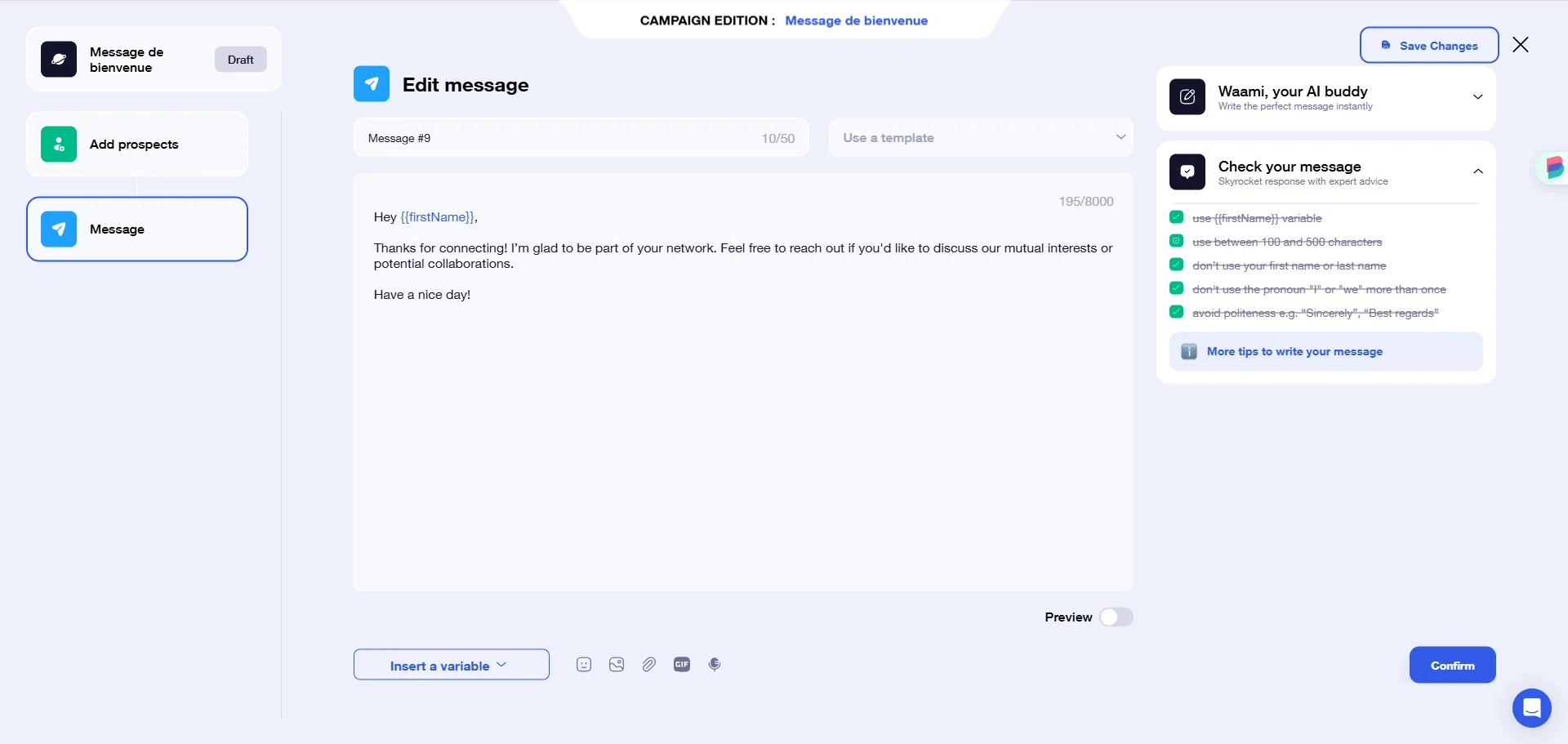 Interface de messagerie avec un message en cours d'édition et des suggestions d'amélioration.