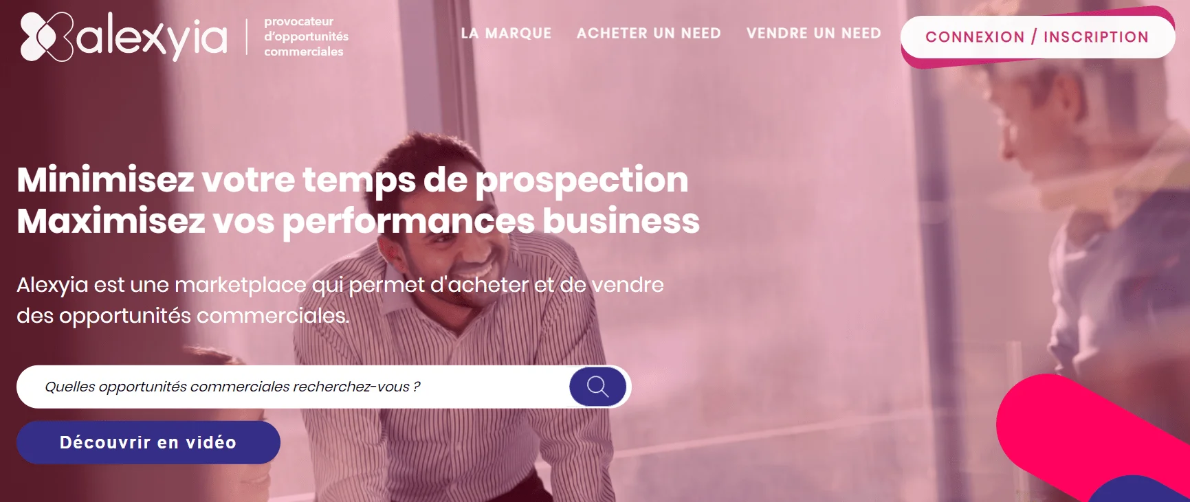 Page web d'Alexyia présentant des opportunités commerciales pour entreprises. Textes clés : "Minimisez votre temps", "Maximisez vos performances business". Contexte : marketplace pour trouver et vendre opportunités commerciales.