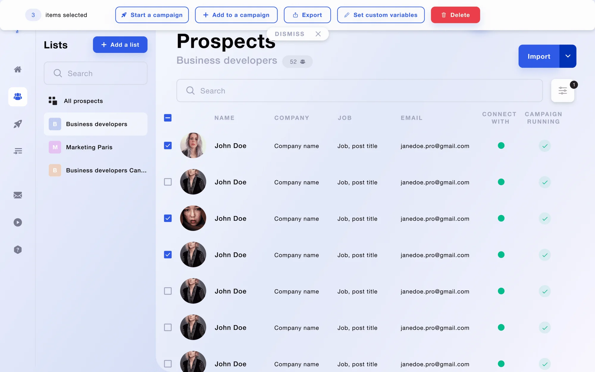 Vue d'écran du logiciel CRM montrant des contacts potentiels pour des développeurs en affaires.