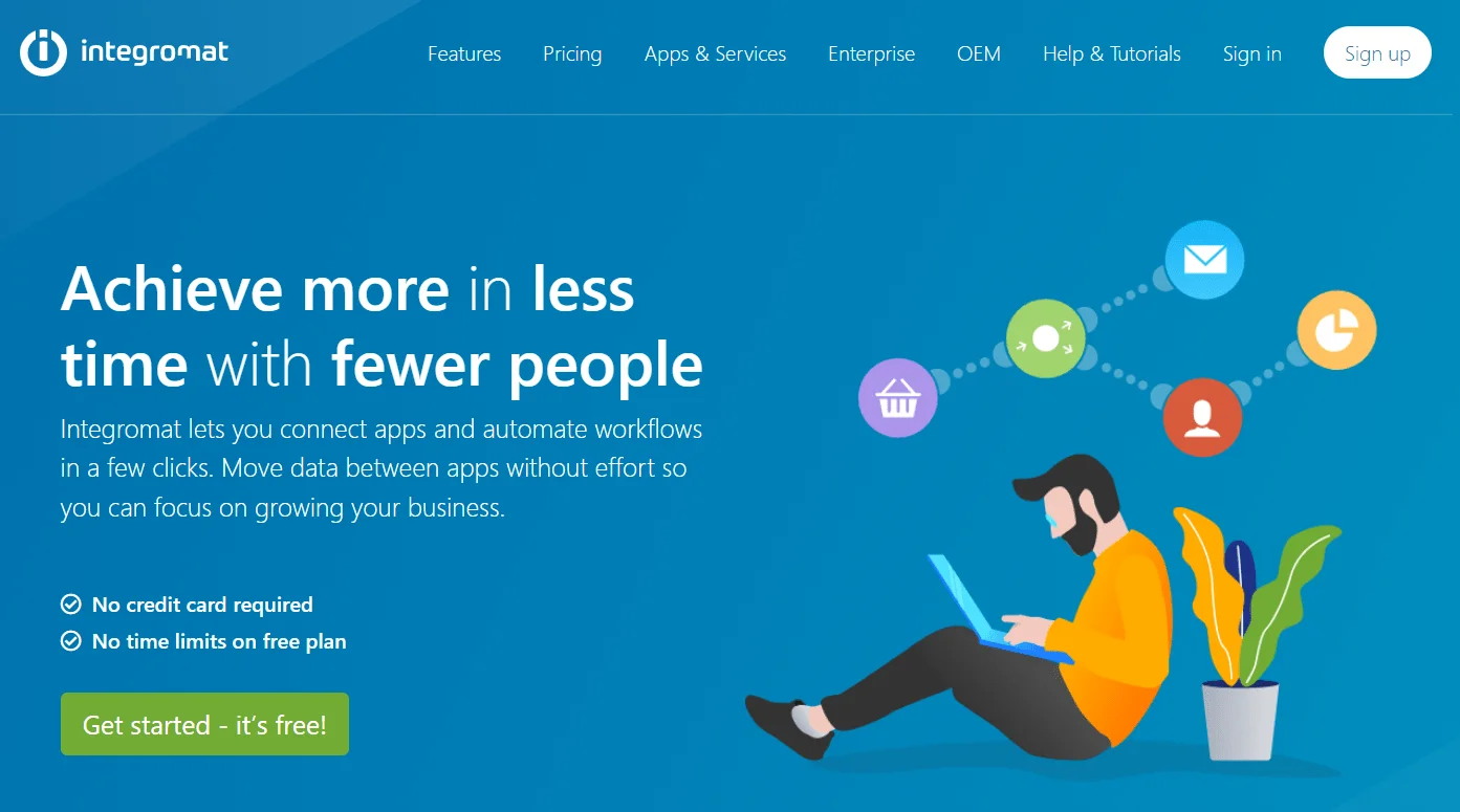 Page d'accueil d'Integromat, bleu, homme travaillant sur un ordinateur, icônes de connexion et de communication, texte: "Achieve more in less time with fewer people".