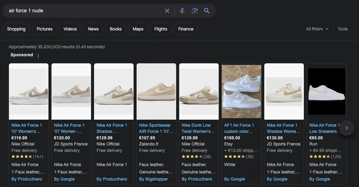 Page de recherche Google affichant des chaussures Nike Air Force 1 nude avec prix et notes d'utilisateur.