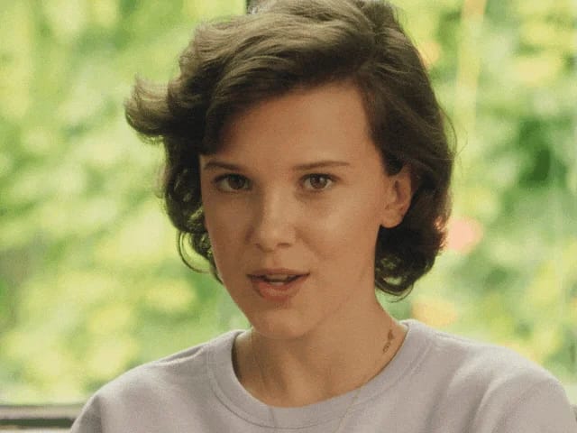 Femme aux cheveux bruns souriante en portrait