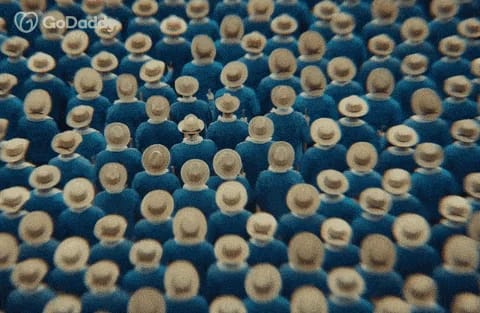 Foule de têtes uniformes et conformité