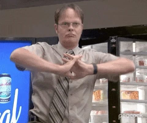 Homme frustré devant un distributeur automatique