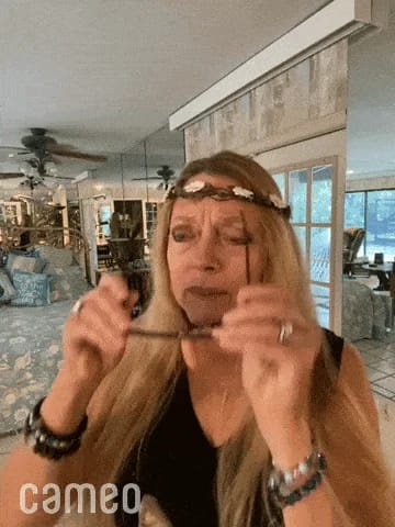 Femme pointant des doigts en caméo