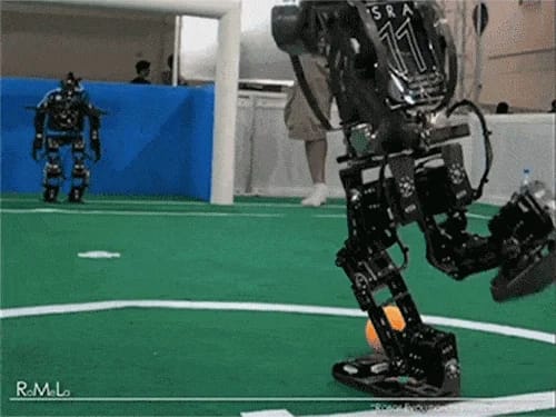 Robot humanoïde jouant au football en compétition